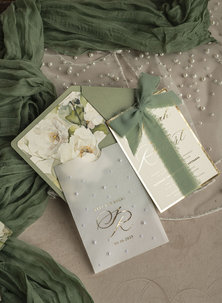 HOCHZEITS EINLADUNGEN Gold / Roségold / Silber / Glitzer Sag Green Chiffon Schleife bestickte maßgeschneiderte elegante grüne Hochzeits-Einladungssuite, weiße Perlen goldene Hochzeitskarten, Boho goldene Ordner-Hochzeitsstationery, Pergamin-Etui mit Monogramm.