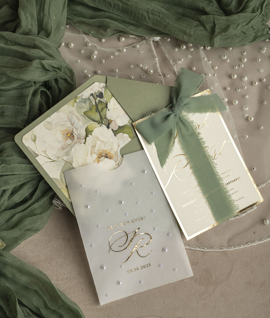 HOCHZEITS EINLADUNGEN Gold / Roségold / Silber / Glitzer Sag Green Chiffon Schleife bestickte maßgeschneiderte elegante grüne Hochzeits-Einladungssuite, weiße Perlen goldene Hochzeitskarten, Boho goldene Ordner-Hochzeitsstationery, Pergamin-Etui mit Monogramm.