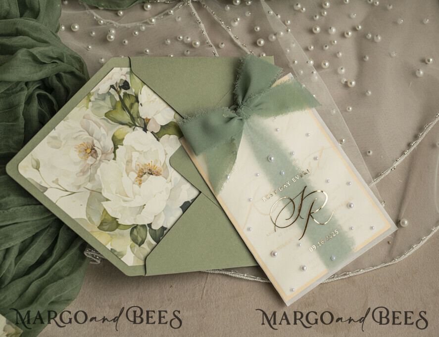 HOCHZEITS EINLADUNGEN Gold / Roségold / Silber / Glitzer Sag Green Chiffon Schleife bestickte maßgeschneiderte elegante grüne Hochzeits-Einladungssuite, weiße Perlen goldene Hochzeitskarten, Boho goldene Ordner-Hochzeitsstationery, Pergamin-Etui mit Monogramm.
