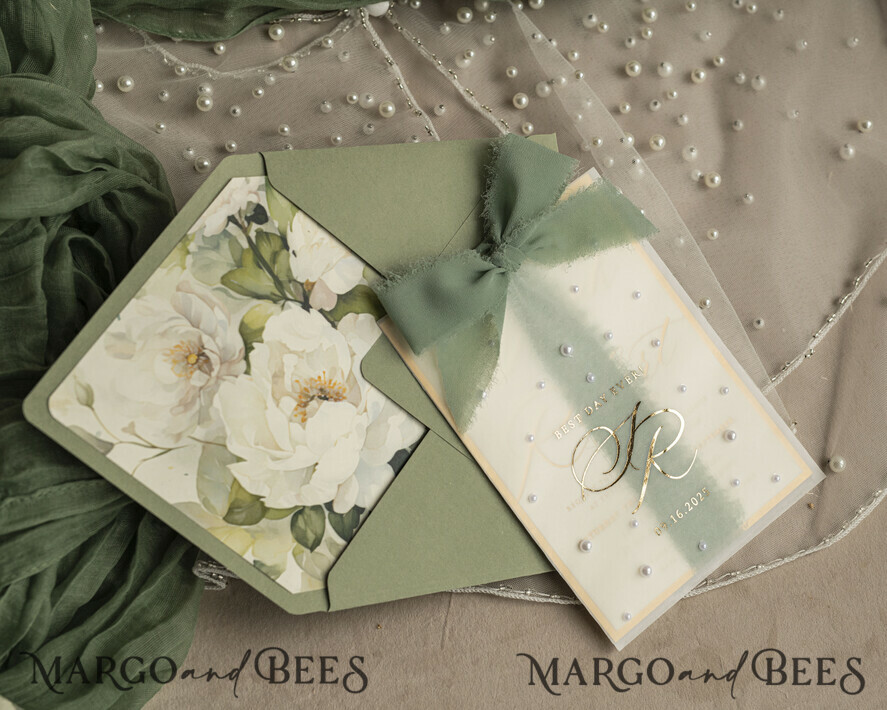 HOCHZEITS EINLADUNGEN Gold / Roségold / Silber / Glitzer Sag Green Chiffon Schleife bestickte maßgeschneiderte elegante grüne Hochzeits-Einladungssuite, weiße Perlen goldene Hochzeitskarten, Boho goldene Ordner-Hochzeitsstationery, Pergamin-Etui mit Monogramm.