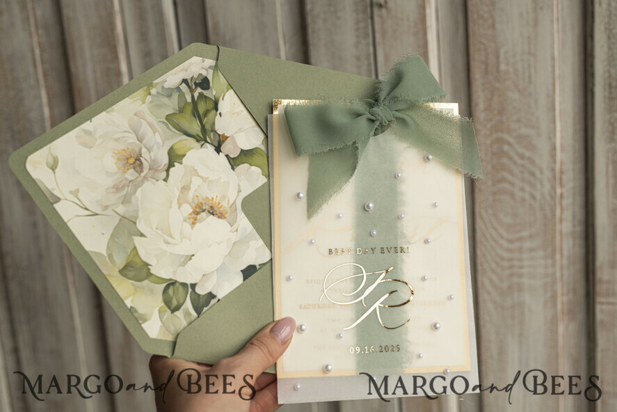 HOCHZEITS EINLADUNGEN Gold / Roségold / Silber / Glitzer Sag Green Chiffon Schleife bestickte maßgeschneiderte elegante grüne Hochzeits-Einladungssuite, weiße Perlen goldene Hochzeitskarten, Boho goldene Ordner-Hochzeitsstationery, Pergamin-Etui mit Monogramm.