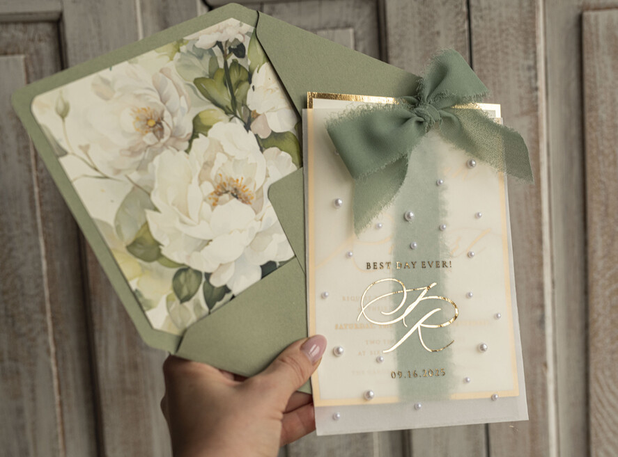 HOCHZEITS EINLADUNGEN Gold / Roségold / Silber / Glitzer Sag Green Chiffon Schleife bestickte maßgeschneiderte elegante grüne Hochzeits-Einladungssuite, weiße Perlen goldene Hochzeitskarten, Boho goldene Ordner-Hochzeitsstationery, Pergamin-Etui mit Monogramm.