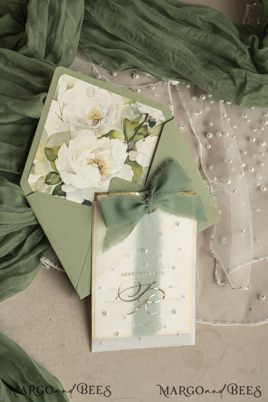 HOCHZEITS EINLADUNGEN Gold / Roségold / Silber / Glitzer Sag Green Chiffon Schleife bestickte maßgeschneiderte elegante grüne Hochzeits-Einladungssuite, weiße Perlen goldene Hochzeitskarten, Boho goldene Ordner-Hochzeitsstationery, Pergamin-Etui mit Monogramm.