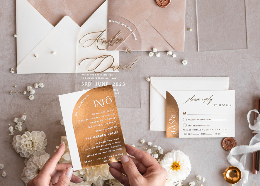 HOCHZEITS EINLADUNGEN Gold / Roségold / Silber / Glitzer Arch Golden Acryl-Hochzeitseinladungssuite, Samtbeige Hochzeitseinladungen, Glamour Plexiglas Hochzeitseinladungen