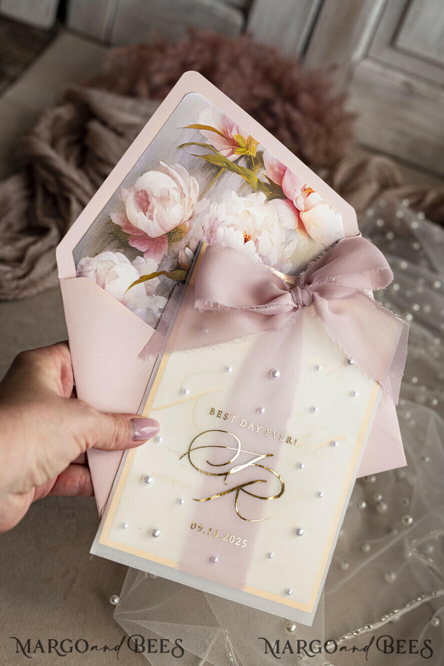 HOCHZEITS EINLADUNGEN Gold / Roségold / Silber / Glitzer Blush Pink Chiffon Schleife mit Perlen maßgeschneiderte elegante Pfingstrose Roségold Hochzeits-Einladung Suite, weiße Perlen goldene Hochzeitskarten, Boho goldene Mappe Hochzeitsstationery, Vellum Etui mit Monogramm.
