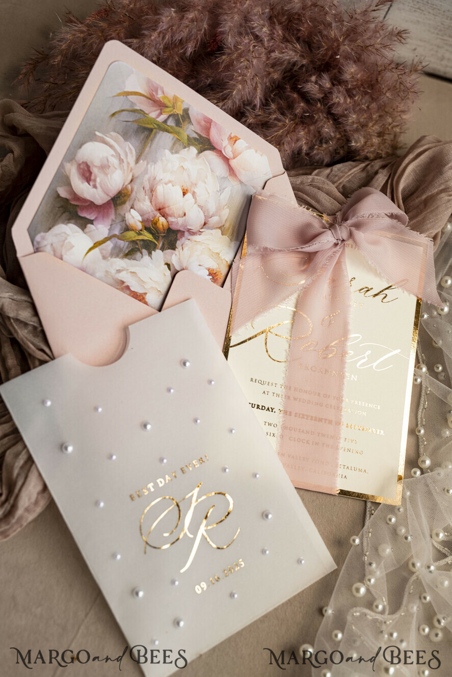 HOCHZEITS EINLADUNGEN Gold / Roségold / Silber / Glitzer Blush Pink Chiffon Schleife mit Perlen maßgeschneiderte elegante Pfingstrose Roségold Hochzeits-Einladung Suite, weiße Perlen goldene Hochzeitskarten, Boho goldene Mappe Hochzeitsstationery, Vellum Etui mit Monogramm.