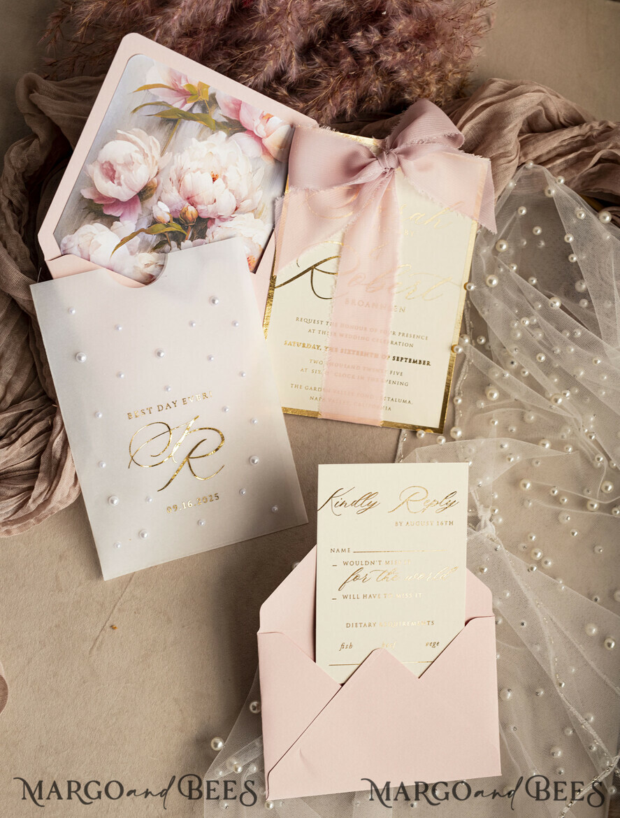 HOCHZEITS EINLADUNGEN Gold / Roségold / Silber / Glitzer Blush Pink Chiffon Schleife mit Perlen maßgeschneiderte elegante Pfingstrose Roségold Hochzeits-Einladung Suite, weiße Perlen goldene Hochzeitskarten, Boho goldene Mappe Hochzeitsstationery, Vellum Etui mit Monogramm.