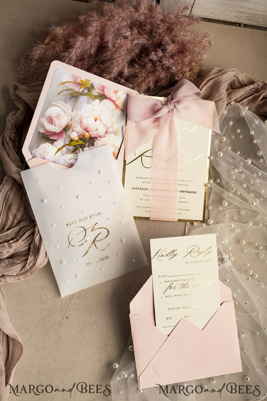 HOCHZEITS EINLADUNGEN Gold / Roségold / Silber / Glitzer Blush Pink Chiffon Schleife mit Perlen maßgeschneiderte elegante Pfingstrose Roségold Hochzeits-Einladung Suite, weiße Perlen goldene Hochzeitskarten, Boho goldene Mappe Hochzeitsstationery, Vellum Etui mit Monogramm.