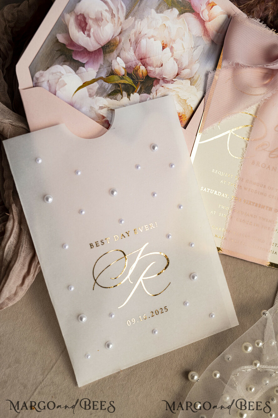 HOCHZEITS EINLADUNGEN Gold / Roségold / Silber / Glitzer Blush Pink Chiffon Schleife mit Perlen maßgeschneiderte elegante Pfingstrose Roségold Hochzeits-Einladung Suite, weiße Perlen goldene Hochzeitskarten, Boho goldene Mappe Hochzeitsstationery, Vellum Etui mit Monogramm.