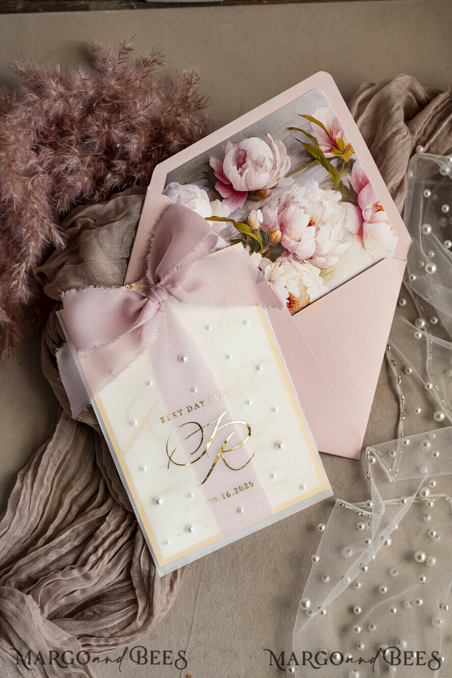 HOCHZEITS EINLADUNGEN Gold / Roségold / Silber / Glitzer Blush Pink Chiffon Schleife mit Perlen maßgeschneiderte elegante Pfingstrose Roségold Hochzeits-Einladung Suite, weiße Perlen goldene Hochzeitskarten, Boho goldene Mappe Hochzeitsstationery, Vellum Etui mit Monogramm.