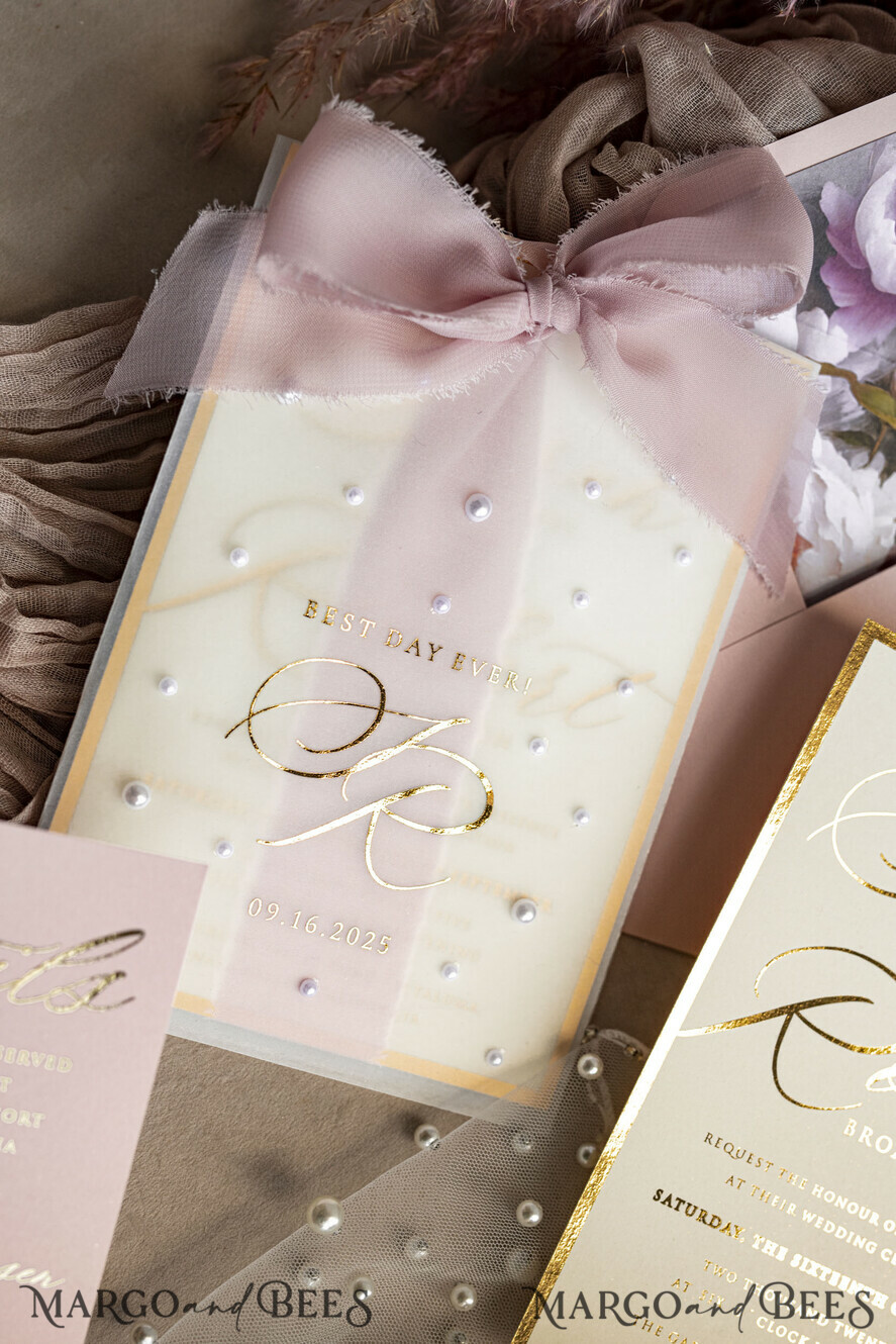HOCHZEITS EINLADUNGEN Gold / Roségold / Silber / Glitzer Blush Pink Chiffon Schleife mit Perlen maßgeschneiderte elegante Pfingstrose Roségold Hochzeits-Einladung Suite, weiße Perlen goldene Hochzeitskarten, Boho goldene Mappe Hochzeitsstationery, Vellum Etui mit Monogramm.