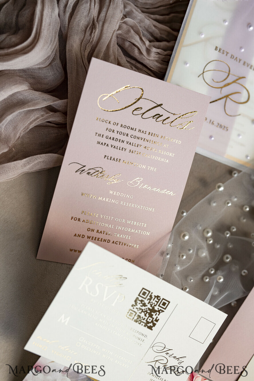 HOCHZEITS EINLADUNGEN Gold / Roségold / Silber / Glitzer Blush Pink Chiffon Schleife mit Perlen maßgeschneiderte elegante Pfingstrose Roségold Hochzeits-Einladung Suite, weiße Perlen goldene Hochzeitskarten, Boho goldene Mappe Hochzeitsstationery, Vellum Etui mit Monogramm.