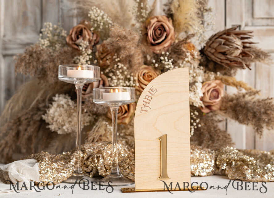 TISCHDEKORATIONSCHILDER   Holz Eco Rustikale Tischnummern Rustikale Holz-Halbbogen-Hochzeits-Tischnummern, Holz-Gold-Plexi-Tischnummern, ländliche Scheunen-Hochzeits-Tischdekoration, Hochzeitsschild-Holz-goldene Spiegel-Tischnummern