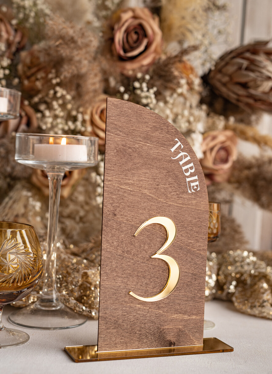 TISCHDEKORATIONSCHILDER   Holz Eco Rustikale Tischnummern Rustikale Holz-Halbbogen-Hochzeits-Tischnummern, Holz-Gold-Plexi-Tischnummern, ländliche Scheunen-Hochzeits-Tischdekoration, Hochzeitsschild-Holz-goldene Spiegel-Tischnummern