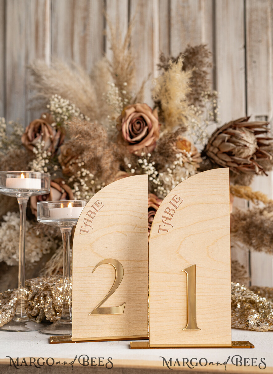 TISCHDEKORATIONSCHILDER   Holz Eco Rustikale Tischnummern Rustikale Holz-Halbbogen-Hochzeits-Tischnummern, Holz-Gold-Plexi-Tischnummern, ländliche Scheunen-Hochzeits-Tischdekoration, Hochzeitsschild-Holz-goldene Spiegel-Tischnummern