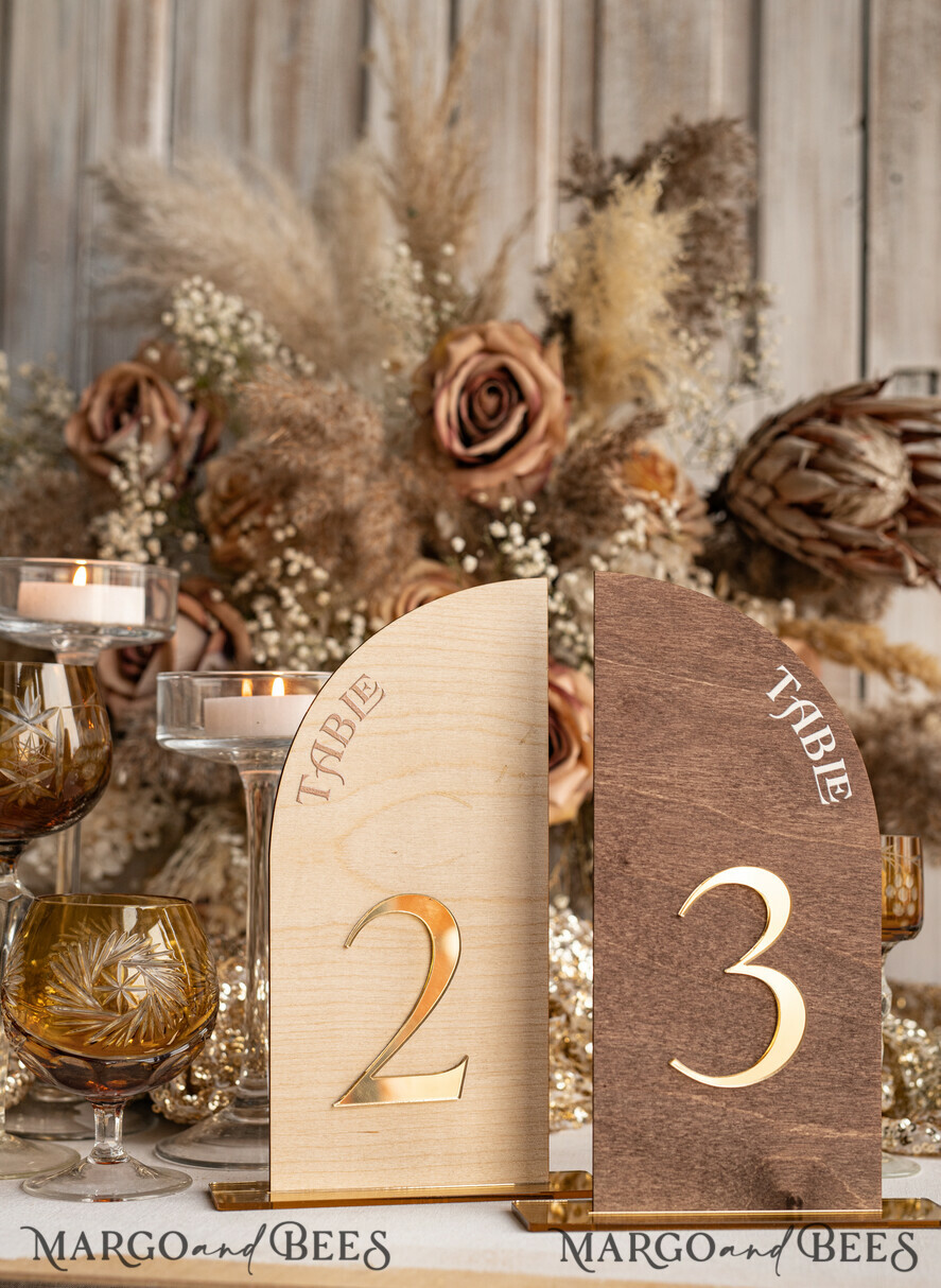 TISCHDEKORATIONSCHILDER   Holz Eco Rustikale Tischnummern Rustikale Holz-Halbbogen-Hochzeits-Tischnummern, Holz-Gold-Plexi-Tischnummern, ländliche Scheunen-Hochzeits-Tischdekoration, Hochzeitsschild-Holz-goldene Spiegel-Tischnummern