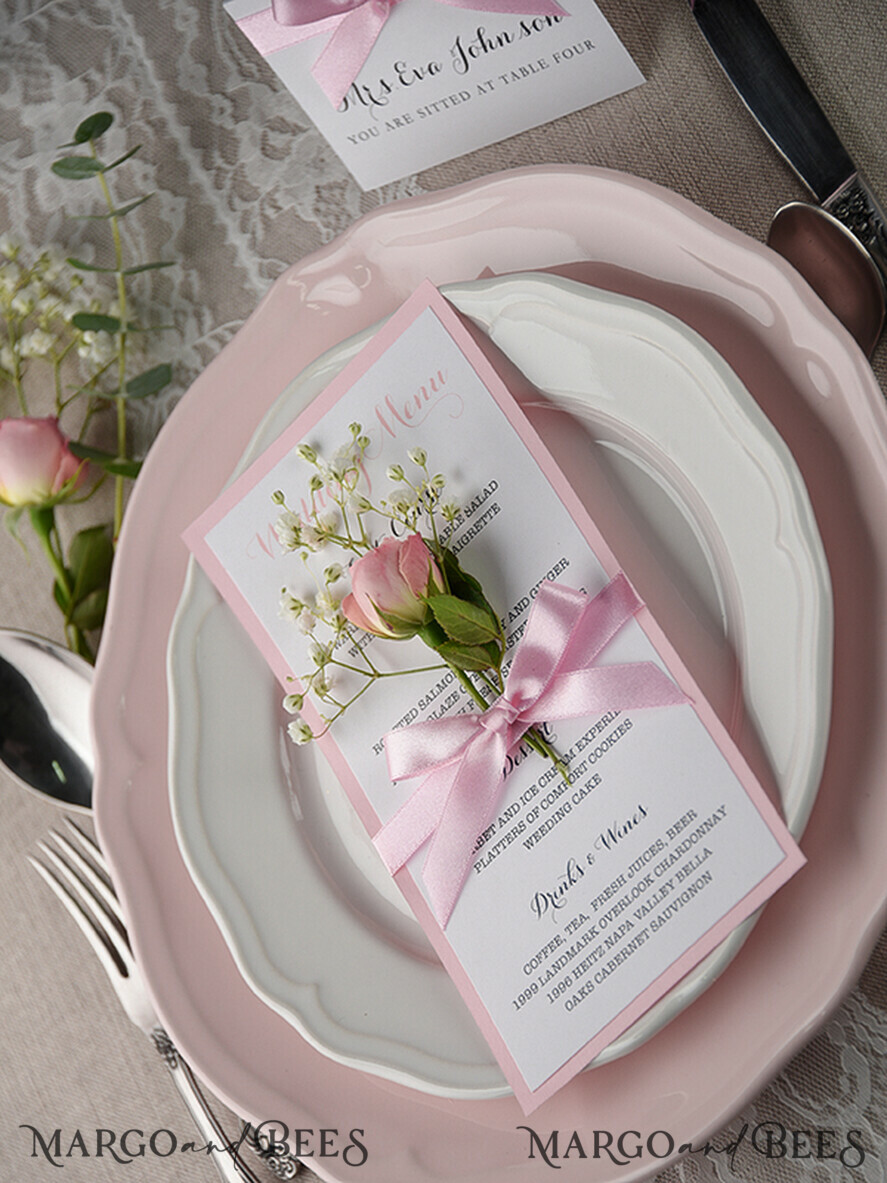 MENÜ & PROGRAMME  
 rustikal und Spitze Romantisches Blush-Pink Hochzeitsmenü mit Schleife, glamouröses minimalistisches Abendmenü mit Schleife, elegantes einfaches Partytischmenü, modernes weißes und pinkes Hochzeitsmenükarte.
