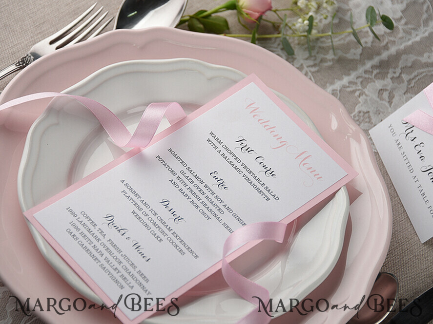 MENÜ & PROGRAMME  
 rustikal und Spitze Romantisches Blush-Pink Hochzeitsmenü mit Schleife, glamouröses minimalistisches Abendmenü mit Schleife, elegantes einfaches Partytischmenü, modernes weißes und pinkes Hochzeitsmenükarte.