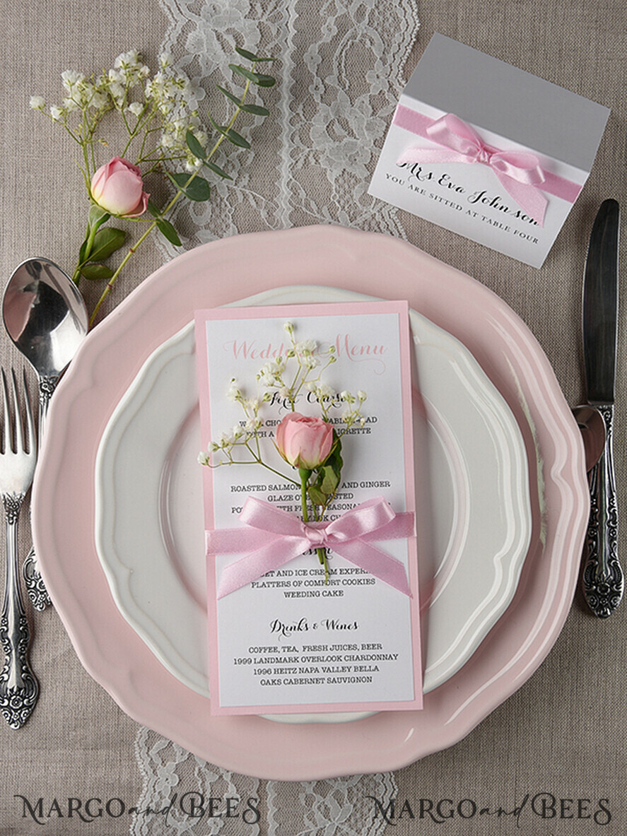 MENÜ & PROGRAMME  
 rustikal und Spitze Romantisches Blush-Pink Hochzeitsmenü mit Schleife, glamouröses minimalistisches Abendmenü mit Schleife, elegantes einfaches Partytischmenü, modernes weißes und pinkes Hochzeitsmenükarte.