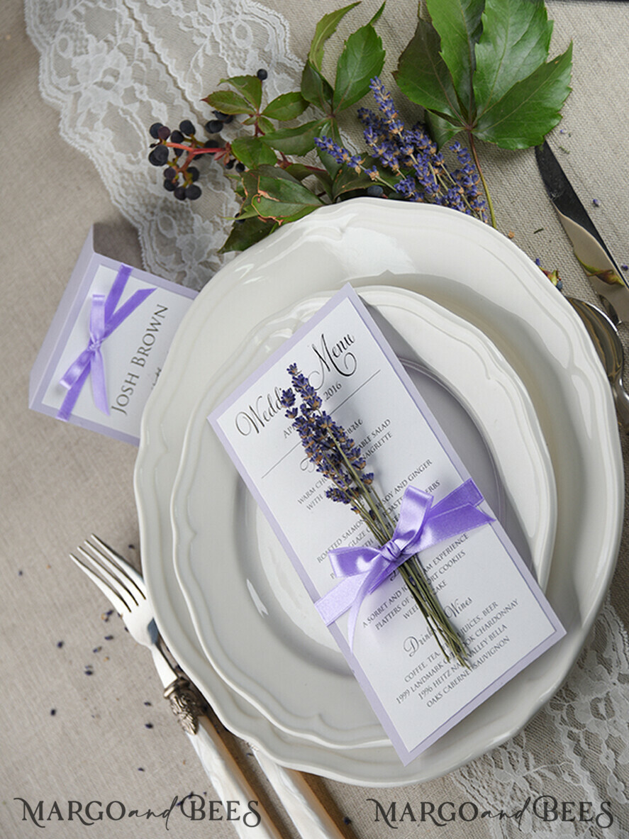 MENÜ & PROGRAMME  
 rustikal und Spitze Zartes handgemachtes Flieder-Hochzeitsmenü, elegante Hochzeitsmenüs mit Lavendel, minimalistische schicke lila Hochzeitsmenükarten, moderne minimalistische Dinnerkarte für die Hochzeit.
