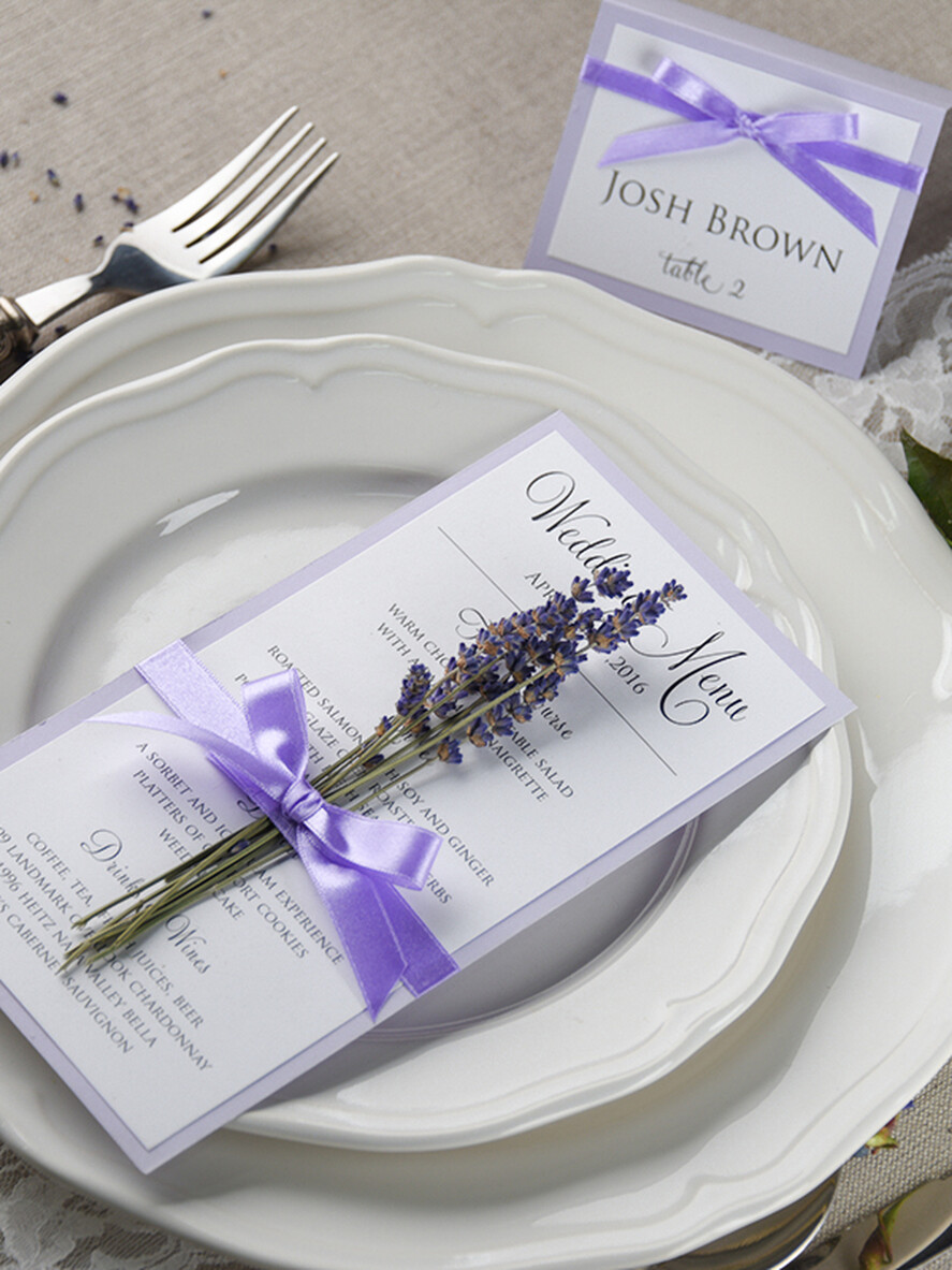 MENÜ & PROGRAMME  
 rustikal und Spitze Zartes handgemachtes Flieder-Hochzeitsmenü, elegante Hochzeitsmenüs mit Lavendel, minimalistische schicke lila Hochzeitsmenükarten, moderne minimalistische Dinnerkarte für die Hochzeit.