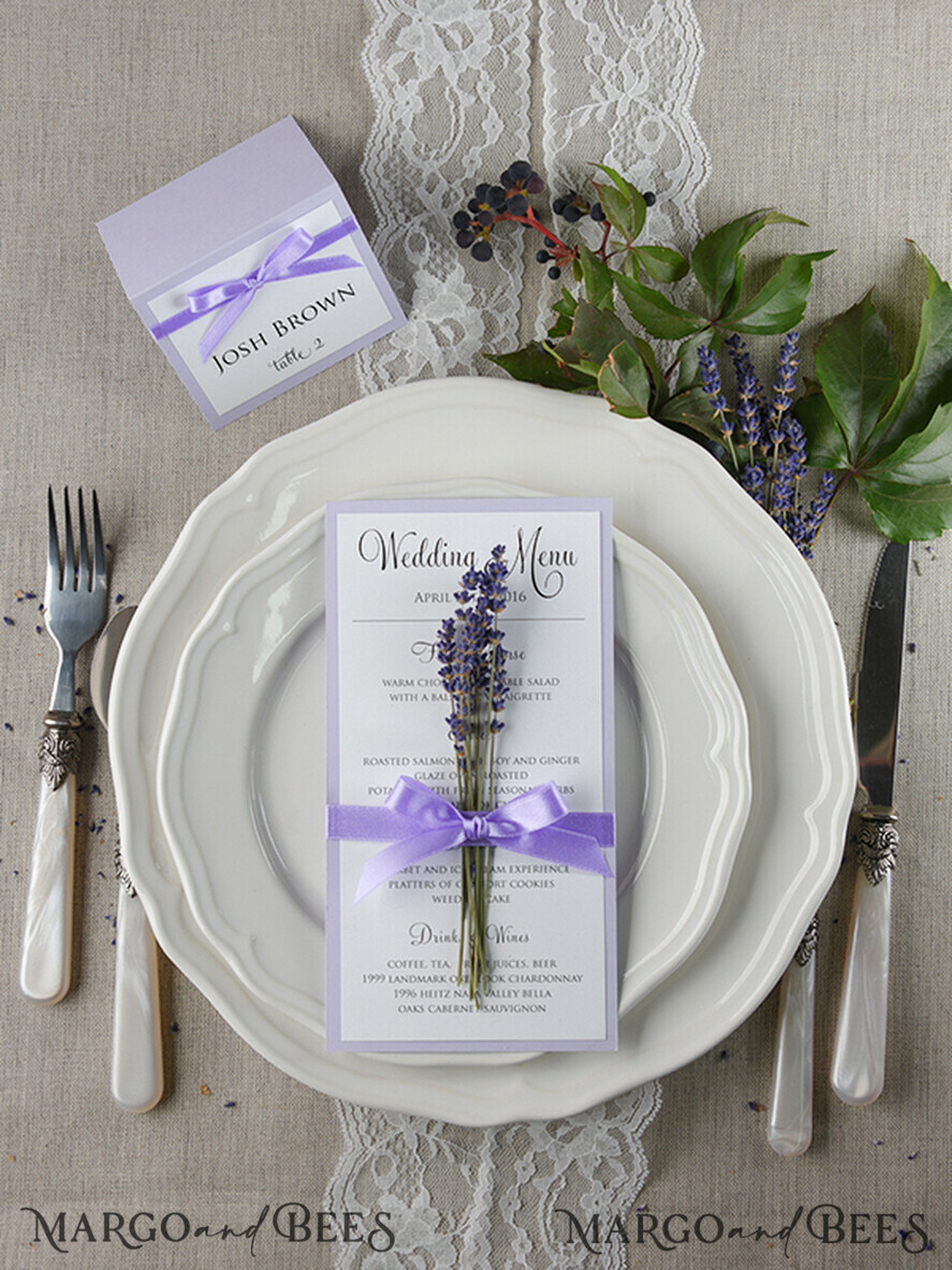 MENÜ & PROGRAMME  
 rustikal und Spitze Zartes handgemachtes Flieder-Hochzeitsmenü, elegante Hochzeitsmenüs mit Lavendel, minimalistische schicke lila Hochzeitsmenükarten, moderne minimalistische Dinnerkarte für die Hochzeit.