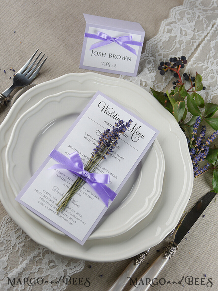 MENÜ & PROGRAMME  
 rustikal und Spitze Zartes handgemachtes Flieder-Hochzeitsmenü, elegante Hochzeitsmenüs mit Lavendel, minimalistische schicke lila Hochzeitsmenükarten, moderne minimalistische Dinnerkarte für die Hochzeit.