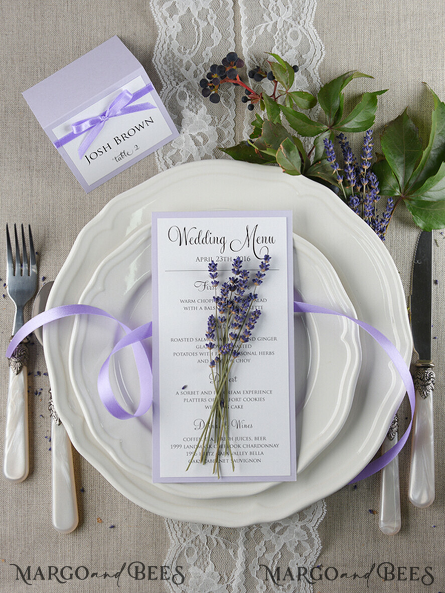 MENÜ & PROGRAMME  
 rustikal und Spitze Zartes handgemachtes Flieder-Hochzeitsmenü, elegante Hochzeitsmenüs mit Lavendel, minimalistische schicke lila Hochzeitsmenükarten, moderne minimalistische Dinnerkarte für die Hochzeit.