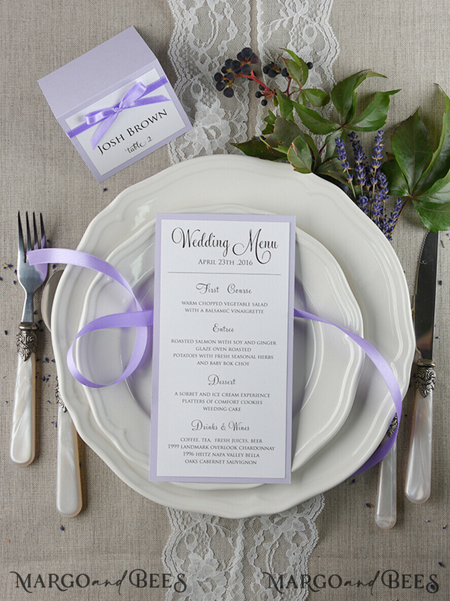MENÜ & PROGRAMME  
 rustikal und Spitze Zartes handgemachtes Flieder-Hochzeitsmenü, elegante Hochzeitsmenüs mit Lavendel, minimalistische schicke lila Hochzeitsmenükarten, moderne minimalistische Dinnerkarte für die Hochzeit.