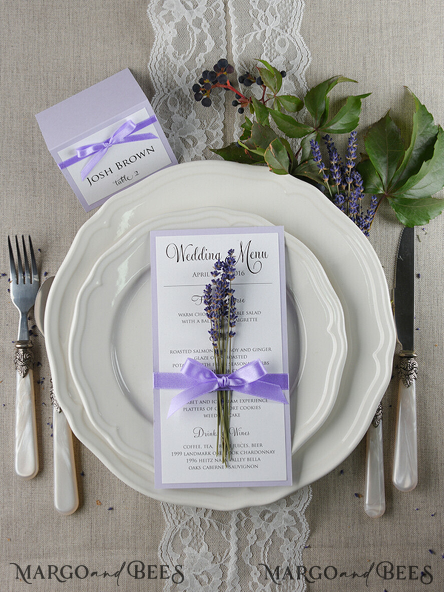 MENÜ & PROGRAMME  
 rustikal und Spitze Zartes handgemachtes Flieder-Hochzeitsmenü, elegante Hochzeitsmenüs mit Lavendel, minimalistische schicke lila Hochzeitsmenükarten, moderne minimalistische Dinnerkarte für die Hochzeit.