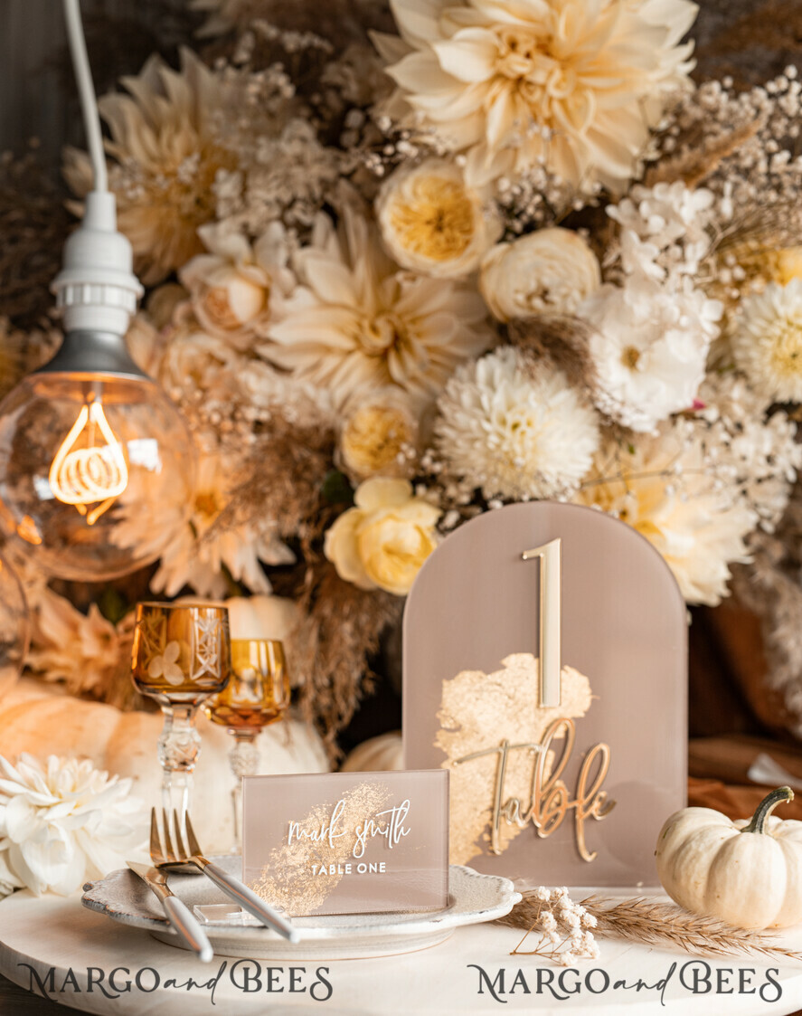 PLATZKARTEN / TISCHKARTEN  
 Acrylgold klar / Holz 3D Acryl Beige Platzkarte mit Ständer, Arch Clear Nude Taupe Namenskarten, Premium Luxus Sitzkarten, Platzkarten für Hochzeitsgäste, Gold Gäste-Eskortkarten