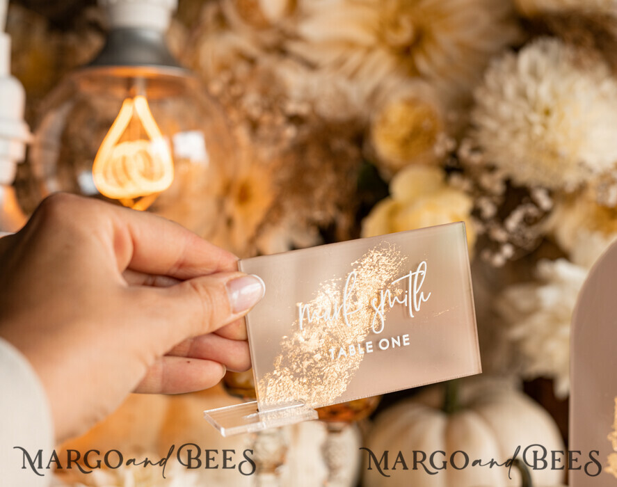 PLATZKARTEN / TISCHKARTEN  
 Acrylgold klar / Holz 3D Acryl Beige Platzkarte mit Ständer, Arch Clear Nude Taupe Namenskarten, Premium Luxus Sitzkarten, Platzkarten für Hochzeitsgäste, Gold Gäste-Eskortkarten