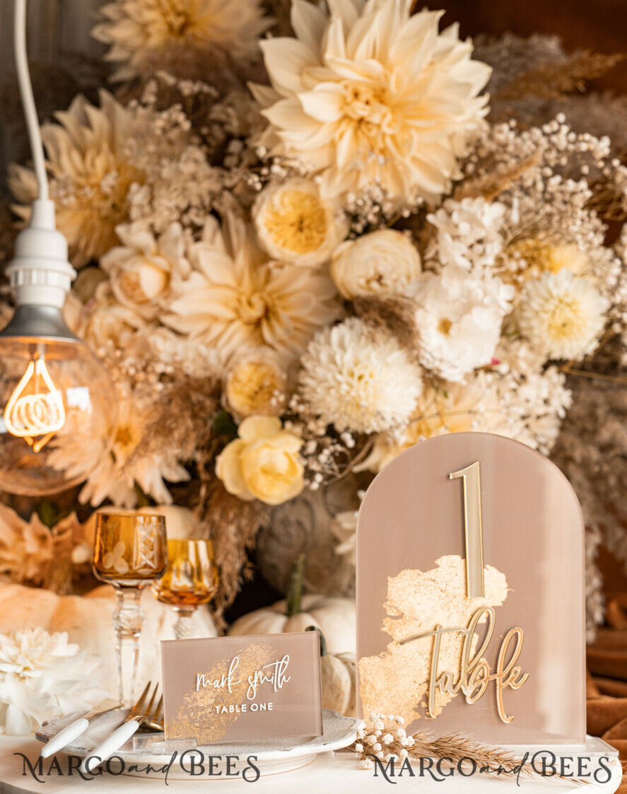 PLATZKARTEN / TISCHKARTEN  
 Acrylgold klar / Holz 3D Acryl Beige Platzkarte mit Ständer, Arch Clear Nude Taupe Namenskarten, Premium Luxus Sitzkarten, Platzkarten für Hochzeitsgäste, Gold Gäste-Eskortkarten