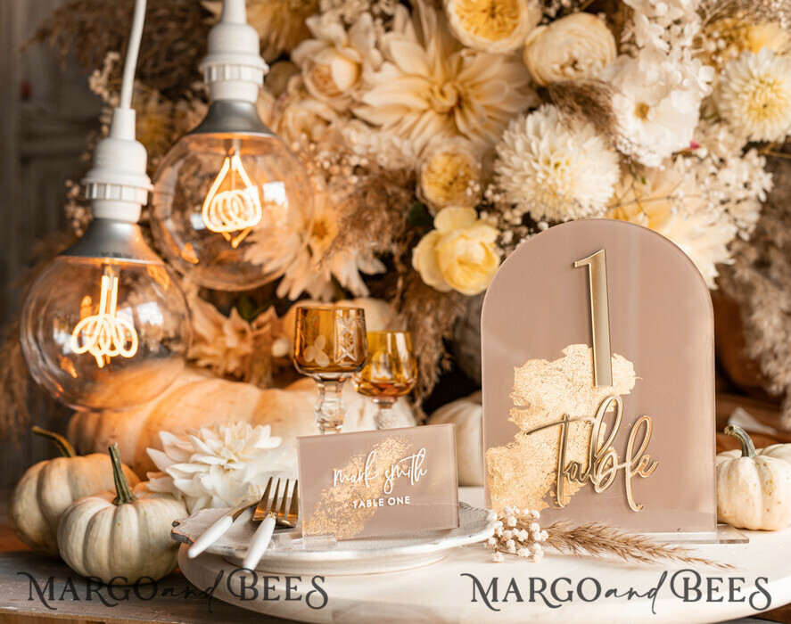 PLATZKARTEN / TISCHKARTEN  
 Acrylgold klar / Holz 3D Acryl Beige Platzkarte mit Ständer, Arch Clear Nude Taupe Namenskarten, Premium Luxus Sitzkarten, Platzkarten für Hochzeitsgäste, Gold Gäste-Eskortkarten