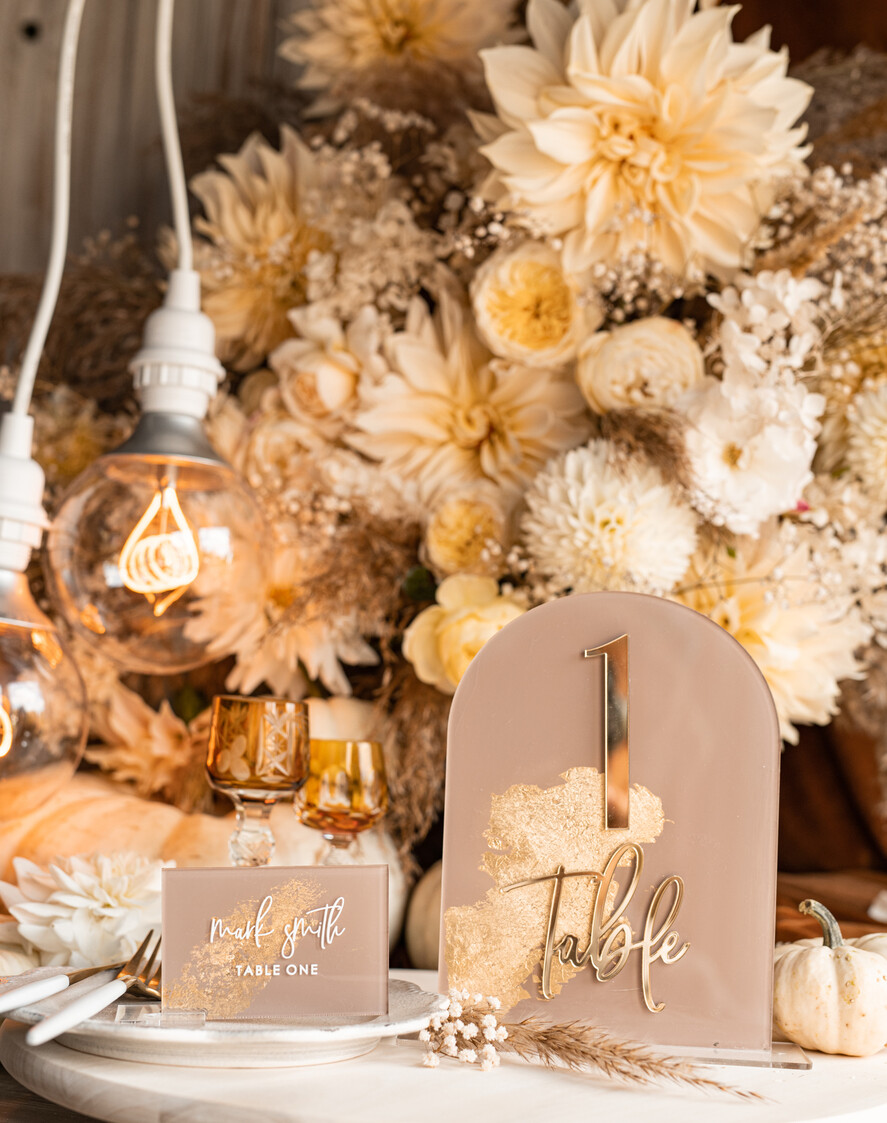 PLATZKARTEN / TISCHKARTEN  
 Acrylgold klar / Holz 3D Acryl Beige Platzkarte mit Ständer, Arch Clear Nude Taupe Namenskarten, Premium Luxus Sitzkarten, Platzkarten für Hochzeitsgäste, Gold Gäste-Eskortkarten