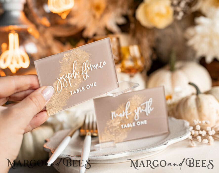 PLATZKARTEN / TISCHKARTEN  
 Acrylgold klar / Holz 3D Acryl Beige Platzkarte mit Ständer, Arch Clear Nude Taupe Namenskarten, Premium Luxus Sitzkarten, Platzkarten für Hochzeitsgäste, Gold Gäste-Eskortkarten