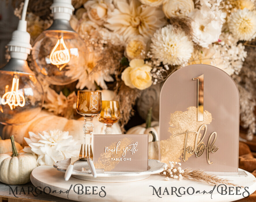 PLATZKARTEN / TISCHKARTEN  
 Acrylgold klar / Holz 3D Acryl Beige Platzkarte mit Ständer, Arch Clear Nude Taupe Namenskarten, Premium Luxus Sitzkarten, Platzkarten für Hochzeitsgäste, Gold Gäste-Eskortkarten