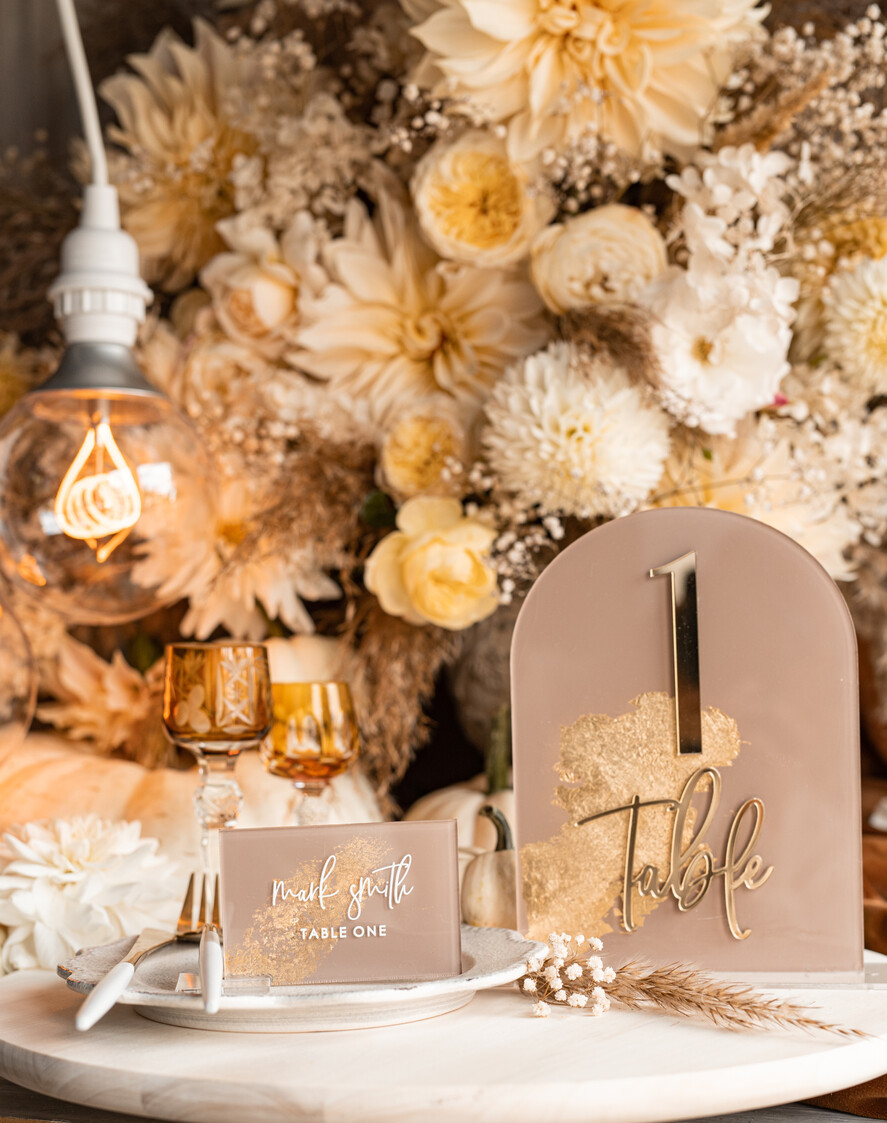 PLATZKARTEN / TISCHKARTEN  
 Acrylgold klar / Holz 3D Acryl Beige Platzkarte mit Ständer, Arch Clear Nude Taupe Namenskarten, Premium Luxus Sitzkarten, Platzkarten für Hochzeitsgäste, Gold Gäste-Eskortkarten