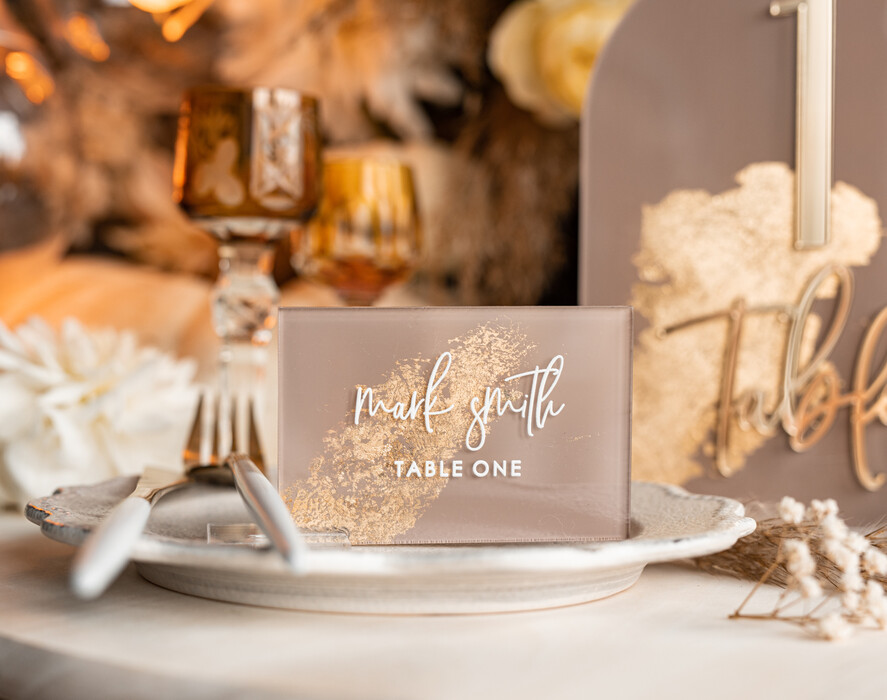 PLATZKARTEN / TISCHKARTEN  
 Acrylgold klar / Holz 3D Acryl Beige Platzkarte mit Ständer, Arch Clear Nude Taupe Namenskarten, Premium Luxus Sitzkarten, Platzkarten für Hochzeitsgäste, Gold Gäste-Eskortkarten