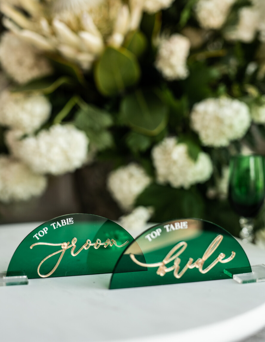 PLACE CARDS / TABLE CARDS Acrylic Gold Clear / Wood 3D Modern Arch Green Acrylic Place Card with Stand, Premium Wedding Seat Cards, Green Acrylic Name Card, Luxury Seating Card, Gold 3D Guest Names, Editable Text