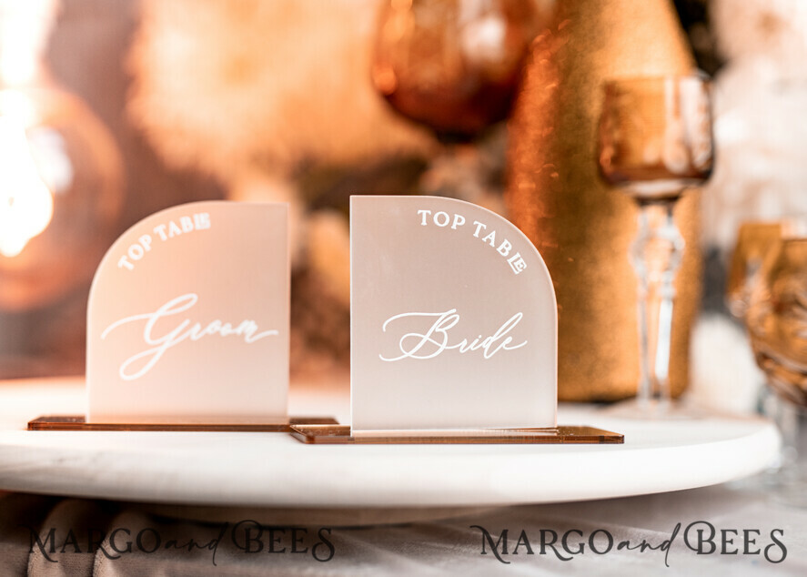 PLACE CARDS / TABLE CARDS Acrylic Gold Clear / Wood 3D Modern half arch Frozen Acrylic Place card with stand, Wedding seat Cards, Forested Acryl Name Card,  premium luxury seating cards, White wording Escort Card