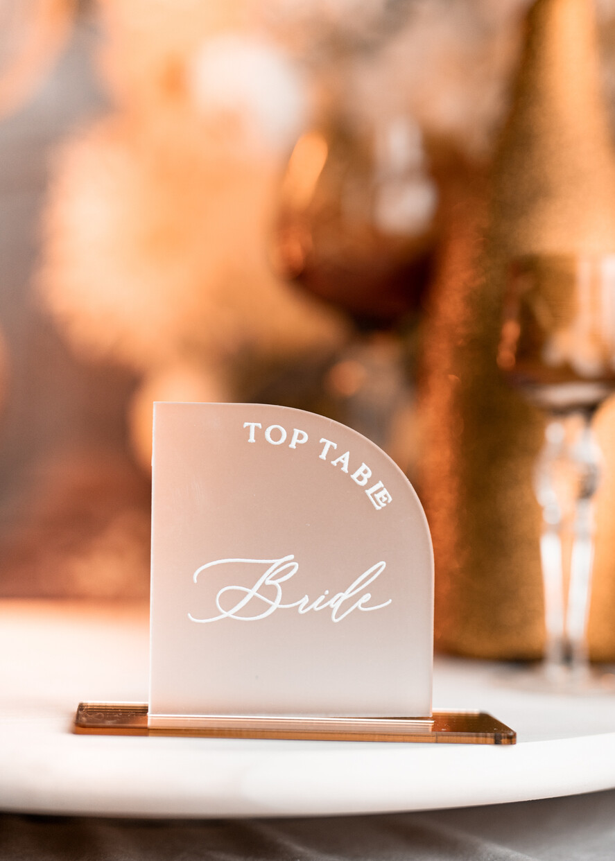 PLACE CARDS / TABLE CARDS Acrylic Gold Clear / Wood 3D Modern half arch Frozen Acrylic Place card with stand, Wedding seat Cards, Forested Acryl Name Card,  premium luxury seating cards, White wording Escort Card