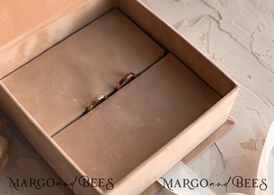 RINGTRÄGERBOXEN & KISSEN Samtkästchen für den Trauungszeremonie Beige Weiße Samt Hochzeit Ring Box für Zeremonie, Nude Ring Box für Hochzeitszeremonie 3 Ringe samt, Boho Glam Hochzeit Ring Boxen für ihn und sie, Luxus Samt Ring Box doppelt benutzerdefinierte Farben.