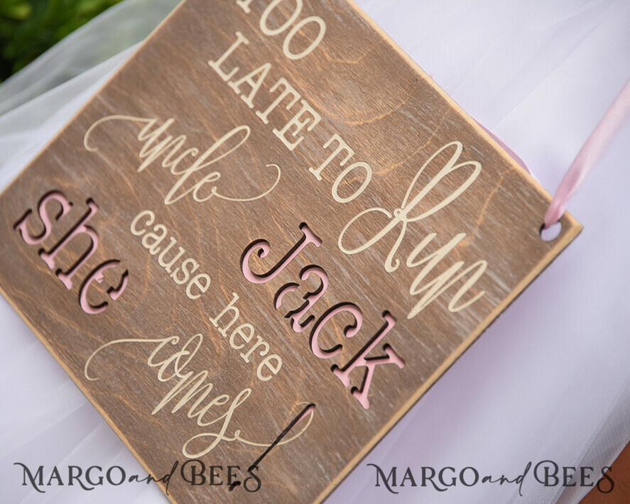 BLUMENMÄDCHEN / SEITENJUNGE SCHILDER rustikal Personalisierte Holz-Hochzeitsbeschilderung, Holzschild für den Seitenjungen, Holzgraviertes Schild für das Blumenmädchen, Schild für den Hochzeitstag des Blumenmädchens, rustikale Hochzeitsdekoration für das Blumenmädchen, Papa, hier kommt Mama, hier kommt die Braut.