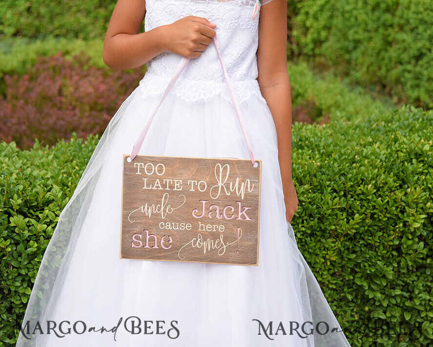 BLUMENMÄDCHEN / SEITENJUNGE SCHILDER rustikal Personalisierte Holz-Hochzeitsbeschilderung, Holzschild für den Seitenjungen, Holzgraviertes Schild für das Blumenmädchen, Schild für den Hochzeitstag des Blumenmädchens, rustikale Hochzeitsdekoration für das Blumenmädchen, Papa, hier kommt Mama, hier kommt die Braut.