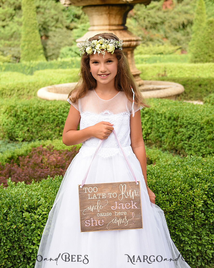 BLUMENMÄDCHEN / SEITENJUNGE SCHILDER rustikal Personalisierte Holz-Hochzeitsbeschilderung, Holzschild für den Seitenjungen, Holzgraviertes Schild für das Blumenmädchen, Schild für den Hochzeitstag des Blumenmädchens, rustikale Hochzeitsdekoration für das Blumenmädchen, Papa, hier kommt Mama, hier kommt die Braut.