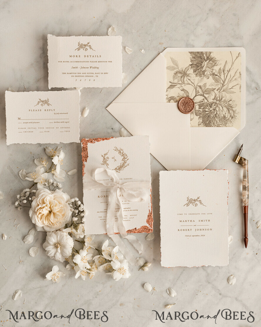 HOCHZEITS EINLADUNGEN moderne Kalligraphie / feine Kunst Feine Kunst Elfenbein Gold Hochzeitseinladung, Florale Hochzeitseinladung, Beigefarbene florale Einladungssuite, Kranz Monogram Hochzeitseinladungssuite, Gezackte Kanten Einladungen