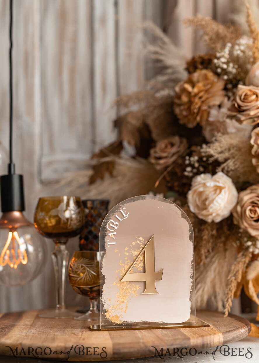 TISCHDEKORATIONSCHILDER   Acryl Tischdekoration Zahlen Acrylbogen Ombre Beige Tischnummern, klare Acryl- und Goldtischnummern, Nude Taupe Gold Plexi Tischnummern, tanfarbene Luxus Hochzeits Tischdekoration, erdige Hochzeitsschild.