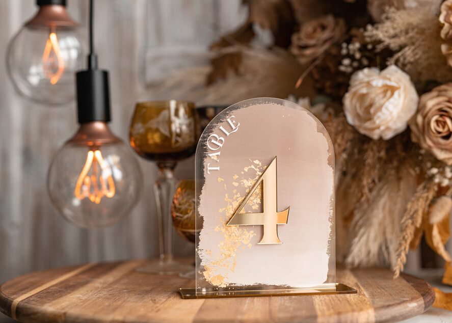 TISCHDEKORATIONSCHILDER   Acryl Tischdekoration Zahlen Acrylbogen Ombre Beige Tischnummern, klare Acryl- und Goldtischnummern, Nude Taupe Gold Plexi Tischnummern, tanfarbene Luxus Hochzeits Tischdekoration, erdige Hochzeitsschild.