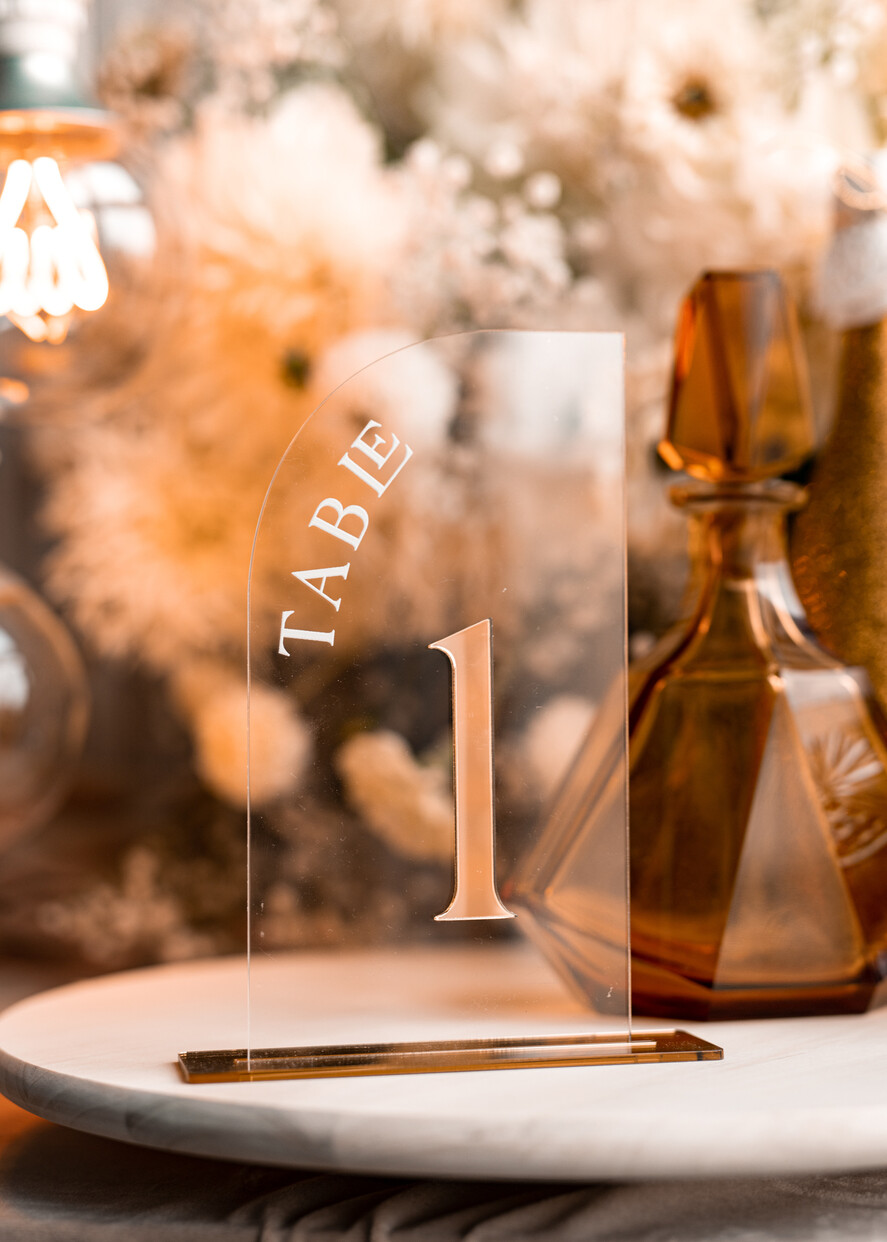 TISCHDEKORATIONSCHILDER   Acryl Tischdekoration Zahlen Acrylbogen Tischnummern, klare Acryl- und goldene Beschilderung, goldene Plexi Tischnummern, luxuriöse Hochzeits Tischdekoration, 3D goldener Spiegel Hochzeitsbeschilderung, bearbeitbarer Text